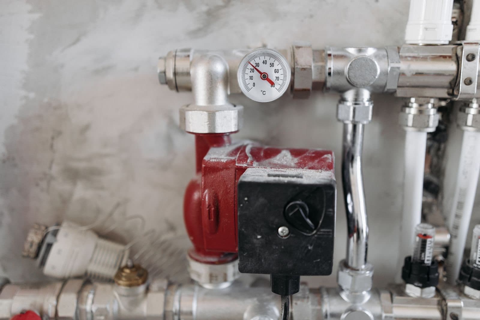 Heating circulation pump with a temperature gauge, valves and pipework